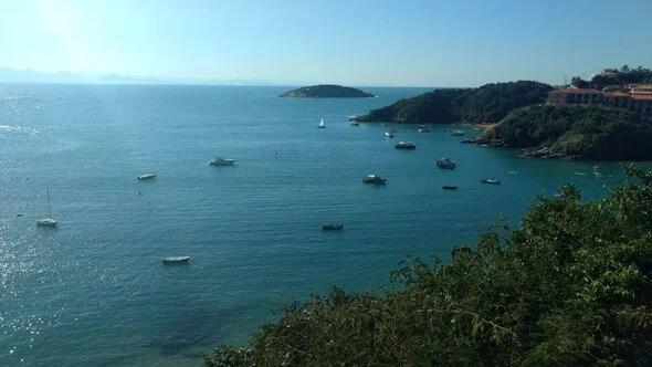 Vista de cima da Praia de João Fernandes com vários barcos no mar